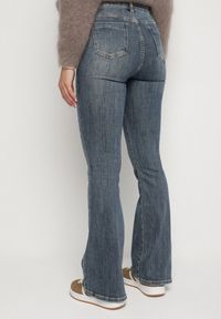 Born2be - Niebieskie Bawełniane Jeansy Dzwony z Regularnym Stanem Zenorra. Okazja: na co dzień, na spacer. Kolor: niebieski. Styl: casual