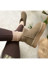 Ciepłe skórzane zimowe mukluki, eskimoski T.Sokolski 531 br. Okazja: na co dzień, na spacer. Nosek buta: okrągły. Kolor: brązowy. Materiał: skóra, zamsz. Szerokość cholewki: normalna. Sezon: zima. Obcas: na platformie. Styl: klasyczny, casual, elegancki #1