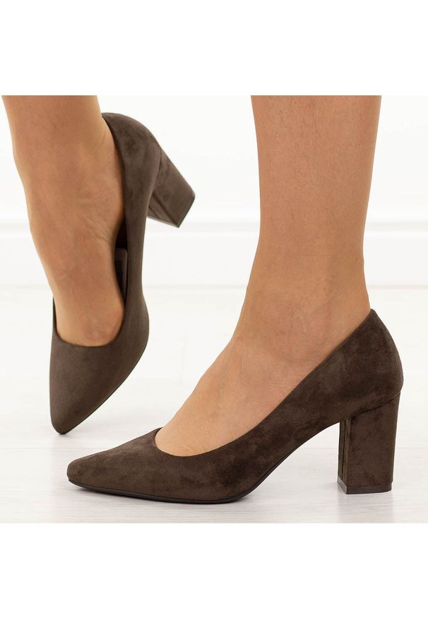 Czekoladowe czółenka damskie na słupku Sergio Leone Pb414. Okazja: na spotkanie biznesowe, na co dzień. Kolor: brązowy. Materiał: zamsz. Szerokość cholewki: normalna. Sezon: wiosna, jesień. Obcas: na słupku. Styl: klasyczny, biznesowy, wizytowy, elegancki, casual. Wysokość obcasa: średni