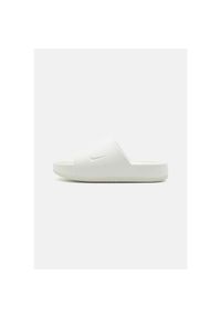 Klapki męskie Nike Calm Slide. Zapięcie: bez zapięcia. Kolor: biały. Materiał: syntetyk, materiał. Szerokość cholewki: normalna. Sport: turystyka piesza, pływanie, fitness