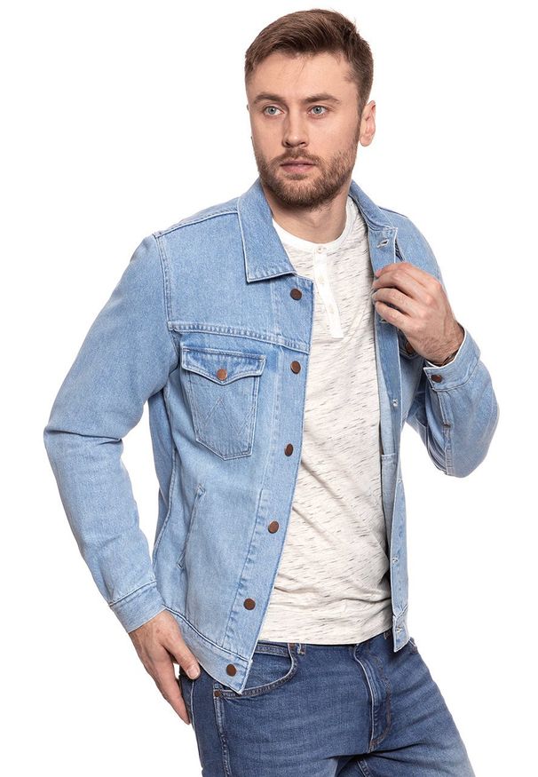 Wrangler - KURTKA JEANSOWA WRANGLER REGULAR JACKET BLEACHED OUT W443BG12D 112128857. Typ kołnierza: kaptur. Materiał: jeans. Wzór: aplikacja, nadruk. Sezon: lato, jesień. Styl: klasyczny, elegancki