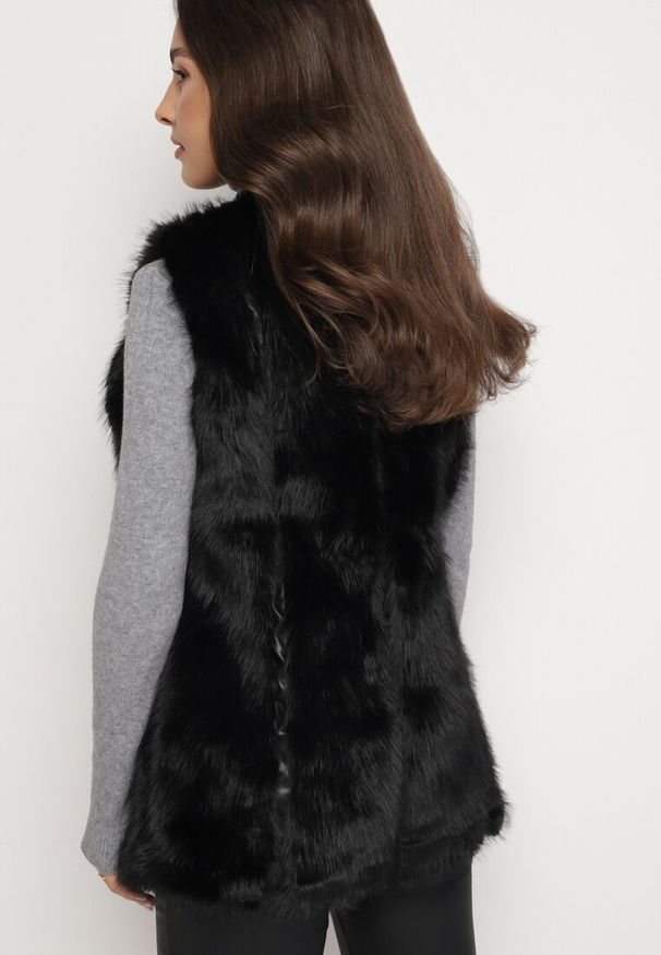 Born2be - Czarna Kamizelka z Futerka Ozdobiona Wstawkami z Ekoskóry Robenissa. Kolor: czarny. Materiał: futro. Wzór: aplikacja