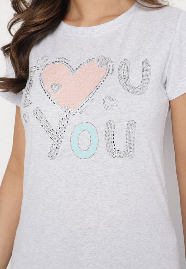 Born2be - Jasnoszary Bawełniany T-shirt z Sercem i Napisem Olirwenna. Okazja: na co dzień. Kolor: szary. Materiał: bawełna. Wzór: napisy. Styl: casual