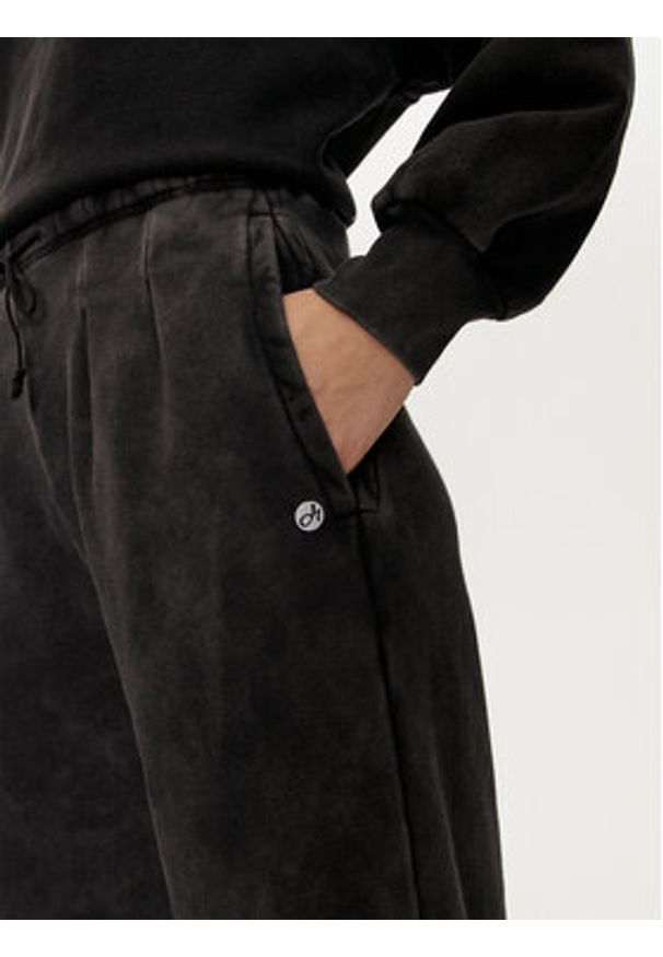 Deha Spodnie dresowe C12175 Czarny Relaxed Fit. Kolor: czarny. Materiał: bawełna
