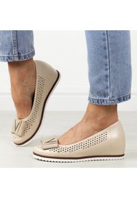 Beżowe ażurowe czółenka damskie na koturnie M.Daszyński Sa199-6. Nosek buta: okrągły. Zapięcie: bez zapięcia. Kolor: beżowy. Szerokość cholewki: normalna. Wzór: ażurowy. Materiał: skóra. Sezon: jesień, wiosna, lato. Obcas: na koturnie. Styl: klasyczny, elegancki #1