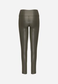 Born2be - Ciemnozielone Legginsy z Ekoskóry z Wysokim Stanem i Polarem Labira. Okazja: na co dzień. Stan: podwyższony. Kolor: zielony. Materiał: polar. Wzór: aplikacja. Styl: elegancki, casual #3