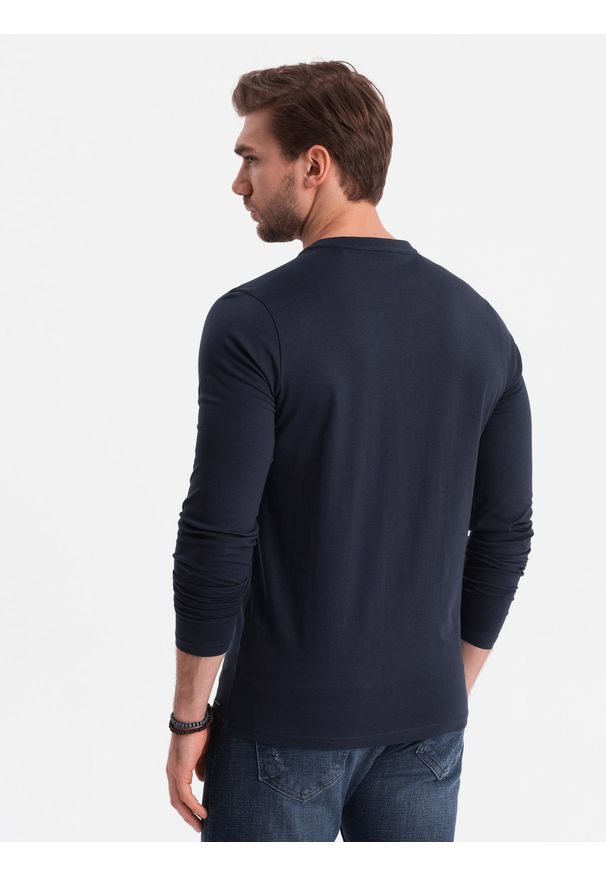 Ombre Clothing - Longsleeve męski z guzikami przy dekolcie - granatowy V3 OM-LSCL-0107 - XXL. Okazja: na co dzień. Kolor: niebieski. Materiał: bawełna, jersey, dzianina. Długość rękawa: długi rękaw. Wzór: aplikacja. Styl: klasyczny, casual