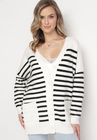 Born2be - Biały Długi Kardigan w Paski z Kieszeniami Fellesa. Kolor: biały. Długość: długie. Wzór: paski #4