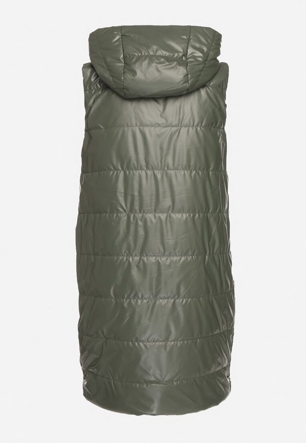 Born2be - Zielona Pikowana Długa Kamizelka z Kapturem Ozdobiona Naszywką Mevaya. Okazja: na co dzień. Typ kołnierza: kaptur. Kolor: zielony. Materiał: jeans. Długość: długie. Wzór: aplikacja. Styl: casual