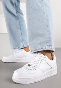 Renee - Białe Sneakersy ze Skóry Naturalnej z Perforacją Rilarose. Okazja: na co dzień. Kolor: biały. Materiał: skóra