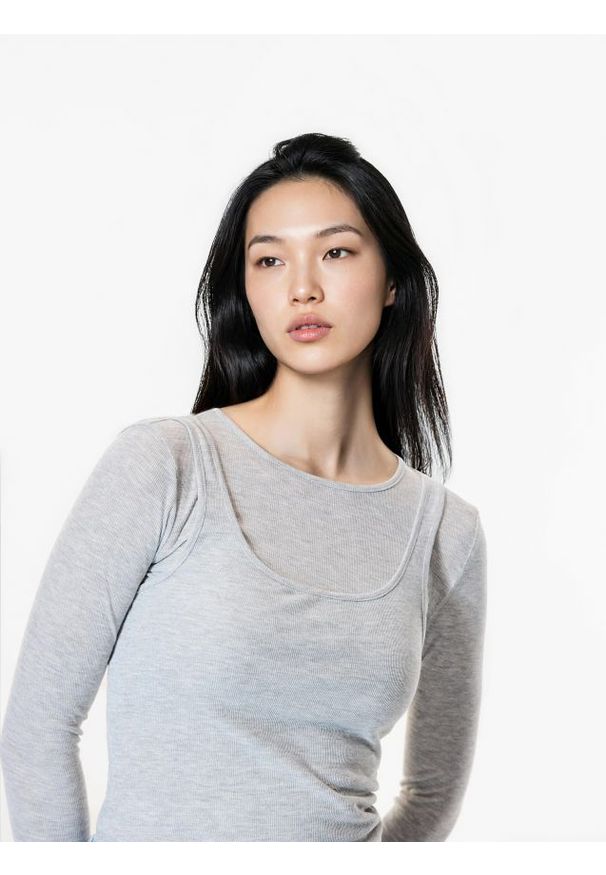 Reserved - Prążkowana bluzka dwuwarstwowa - jasnoszary. Kolor: szary. Materiał: prążkowany