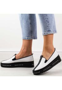 Białe półbuty damskie na platformie S.Barski 260. Kolor: biały. Materiał: skóra. Szerokość cholewki: normalna. Sezon: jesień, wiosna, lato. Obcas: na platformie. Styl: klasyczny #1