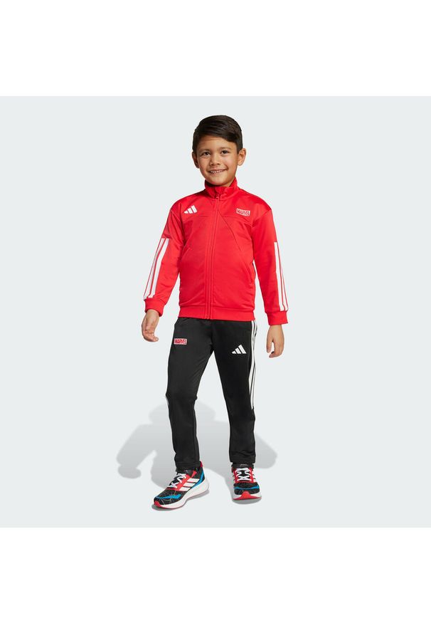 Adidas - Dres Marvel Spider-Man Tracksuit Kids. Okazja: na uczelnię. Kolor: wielokolorowy, biały, czerwony. Materiał: dresówka. Wzór: motyw z bajki. Styl: sportowy