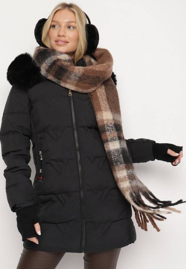 Born2be - Czarna Pikowana Kurtka z Futrzaną Podszewką i Odpinanym Kapturem z Futerkiem Salira. Okazja: na co dzień. Kolor: czarny. Materiał: futro. Styl: klasyczny, casual, elegancki