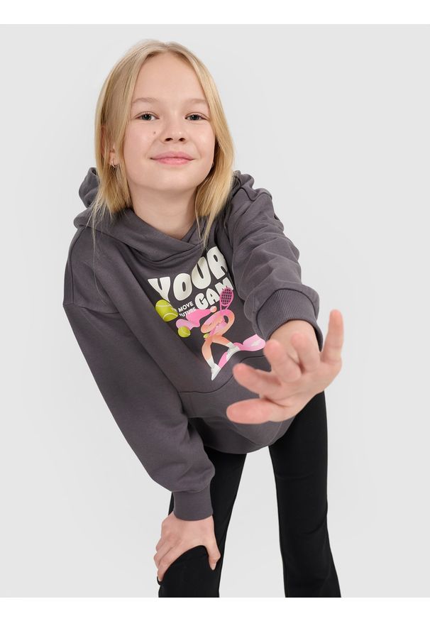 4f - 4F Bluza dresowa nierozpinana z kapturem dziewczęca - szara 164 (13-14 lat). Okazja: na co dzień. Typ kołnierza: kaptur. Kolor: szary. Materiał: dresówka. Wzór: napisy, gładki, ze splotem, nadruk. Sezon: lato. Styl: casual, sportowy