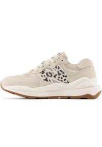 Buty do chodzenia damskie New Balance 5740. Zapięcie: sznurówki. Kolor: beżowy. Materiał: zamsz, materiał, skóra. Szerokość cholewki: normalna. Sport: turystyka piesza
