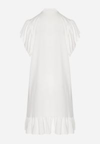 Born2be - Biała Sukienka Koszulowa z Guzikami i Falbankami Tenalena. Okazja: na co dzień. Typ kołnierza: kołnierz z falbankami. Kolor: biały. Typ sukienki: koszulowe. Styl: sportowy, casual, elegancki #4