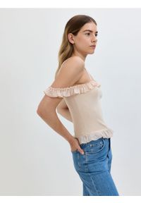 Reserved - Top z opadającym ramiączkiem - beżowy. Kolor: beżowy. Materiał: prążkowany, wiskoza, dzianina. Długość rękawa: na ramiączkach. Wzór: ze splotem #1