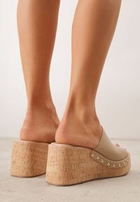 Born2be - Beżowe Klapki na Koturnie i Platformie z Korka Ozdobione Nitami Fyserlienne. Okazja: na co dzień, do pracy. Kolor: beżowy. Materiał: jeans, len. Wzór: aplikacja. Obcas: na koturnie. Styl: casual #8