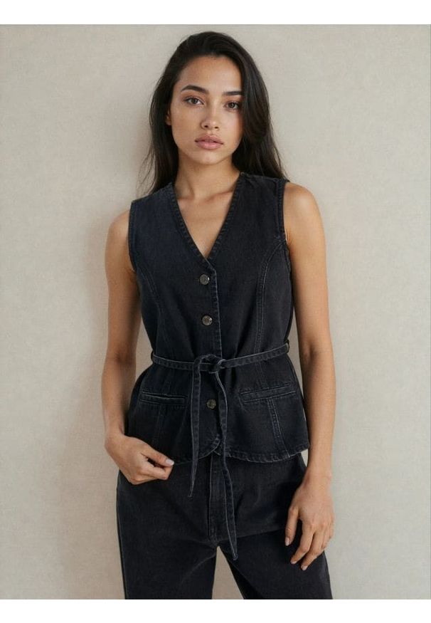 Sinsay - Jeansowa kamizelka z paskiem - czarny. Kolor: czarny. Materiał: jeans