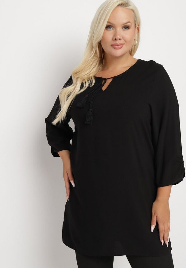 Born2be - Czarna Wiązana Tunika Ozdobiona Troczkami Eviras. Okazja: na co dzień. Kolor: czarny. Materiał: jeans, skóra. Wzór: aplikacja. Styl: elegancki, casual