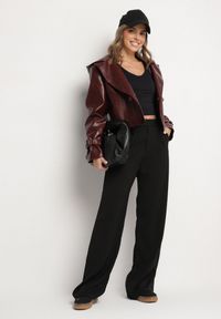 Born2be - Bordowa Krótka Kurtka Typu Trencz z Imitacji Skóry z Kapturem i Wiązanym Paskiem Nilianiela. Okazja: na co dzień. Typ kołnierza: kaptur. Kolor: czerwony. Materiał: skóra. Długość: krótkie. Wzór: paski. Styl: klasyczny, casual, elegancki #3