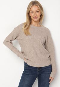 Born2be - Beżowy Sweter Ozdobiony Motywem Serc Unisae. Okazja: na co dzień. Kolor: beżowy. Materiał: jeans. Wzór: aplikacja. Styl: casual #4