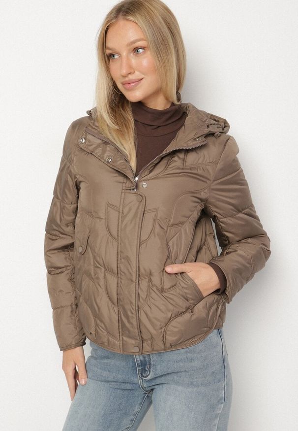 Born2be - Brązowa Przejściowa Kurtka z Oryginalnym Pikowaniem i Kapturem Aruvitte. Okazja: na spacer, na co dzień. Kolor: brązowy. Materiał: jeans, poliester. Styl: casual