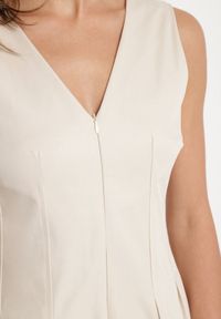 Born2be - Beżowa Sukienka o Rozkloszowanym Kroju z Dekoltem w Serek Alifia. Okazja: na co dzień, na spacer, na imprezę. Typ kołnierza: dekolt w serek. Kolor: beżowy. Długość rękawa: bez rękawów. Typ sukienki: rozkloszowane, proste. Styl: klasyczny, casual #5