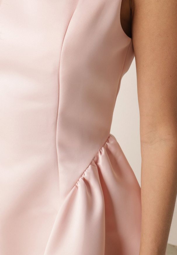 Born2be - Różowa Elegancka Sukienka o Rozkloszowanym Kroju Bez Rękawów Eupene. Okazja: na co dzień. Kolor: różowy. Długość rękawa: bez rękawów. Typ sukienki: rozkloszowane, proste. Styl: elegancki