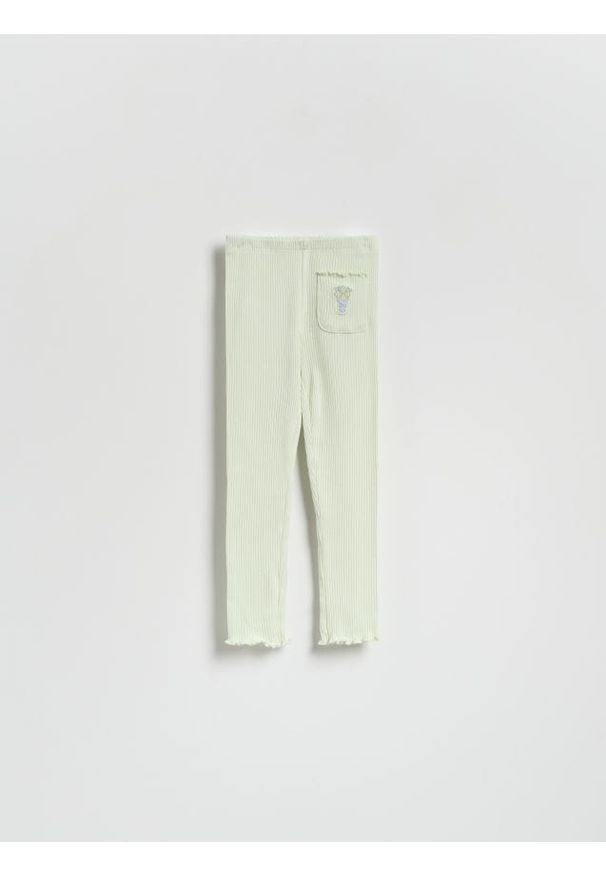 Reserved - Prążkowane legginsy z naszywką - jasnozielony. Kolor: zielony. Materiał: prążkowany. Wzór: aplikacja