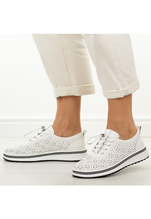 Białe ażurowane skórzane półbuty damskie Jezzi 18-24. Okazja: na co dzień. Nosek buta: okrągły. Kolor: biały. Materiał: skóra. Szerokość cholewki: normalna. Sezon: wiosna, lato, jesień. Styl: casual, klasyczny