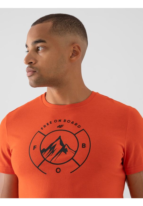4f - T-shirt regular z nadrukiem męski. Kolor: pomarańczowy. Materiał: dzianina, materiał, bawełna. Wzór: nadruk. Sport: snowboard