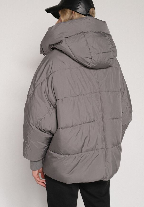 Born2be - Szara Pikowana Kurtka o Kroju Oversize z Kapturem Mevisana. Okazja: na spacer. Typ kołnierza: kaptur. Kolor: szary. Materiał: poliester, jeans, dzianina. Sezon: zima, jesień