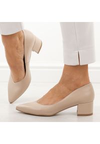 Beżowe s128 skórzane Polskie czółenka damskie na obcasie Prestige 2235/obl. Okazja: na co dzień. Kolor: beżowy. Materiał: skóra. Sezon: wiosna, jesień, lato. Obcas: na obcasie. Styl: casual, elegancki, klasyczny, wizytowy. Wysokość obcasa: niski #1