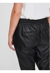 Vero Moda Curve Spodnie z imitacji skóry 10225775 Czarny Regular Fit. Kolor: czarny. Materiał: skóra