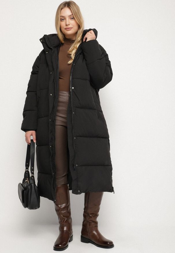 Born2be - Czarna Pikowana Kurtka Zimowa z Kapturem i Bocznymi Suwakami Falossea. Okazja: na co dzień. Typ kołnierza: kaptur. Kolekcja: plus size. Kolor: czarny. Materiał: poliester, dzianina, jeans. Sezon: zima. Styl: casual, klasyczny
