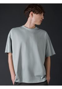 4f - T-shirt oversize z bawełny organicznej męski 4F x Robert Lewandowski. Kolor: niebieski. Materiał: bawełna. Długość: długie. Wzór: nadruk