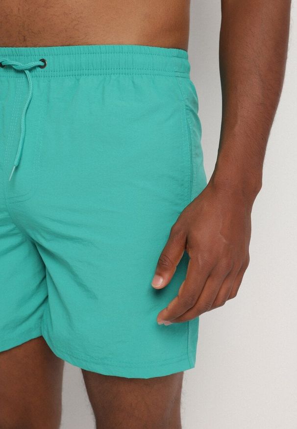 Born2be - Zielone Klasyczne Kąpielówki Szorty z Wiązaniem i Kieszeniami Foleona. Kolor: zielony. Materiał: len