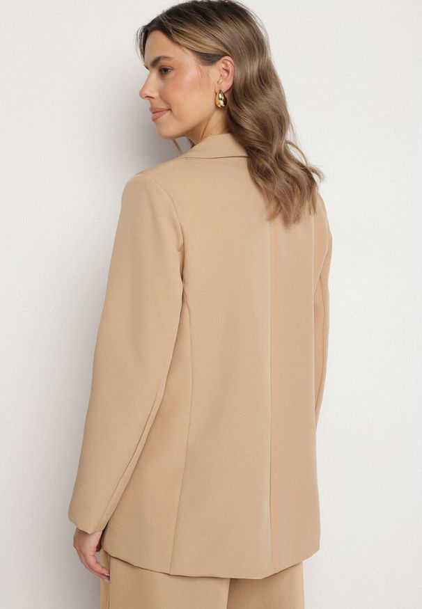 Born2be - Ciemnobeżowa Marynarka Ozdobiona Imitacją Kieszeni Sovzedi. Okazja: na spotkanie biznesowe. Kolor: beżowy. Materiał: jeans. Wzór: aplikacja. Styl: biznesowy, elegancki