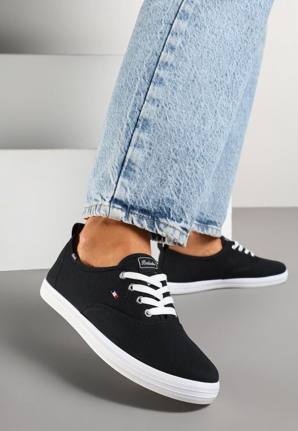 Renee - Czarne Klasyczne Tenisówki Vices ze Sznurowaną Cholewką Telisara. Okazja: na co dzień. Kolor: czarny. Materiał: jeans. Szerokość cholewki: normalna. Styl: klasyczny