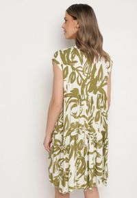 Born2be - Zielona Bawełniana Sukienka z Abstrakcyjnym Wzorem Lioraia. Okazja: na co dzień. Typ kołnierza: dekolt w kształcie V. Kolor: zielony. Materiał: bawełna. Długość rękawa: krótki rękaw. Typ sukienki: proste. Styl: casual, elegancki #7