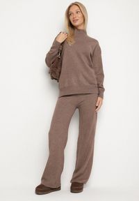 Born2be - Ciemnobeżowy Dzianinowy Komplet z Wełną Sweter z Półgolfem i Szerokie Spodnie Lanerra. Kolor: beżowy. Materiał: dzianina, wełna. Sport: turystyka piesza #7