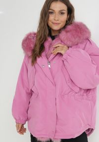 Born2be - Różowa Kurtka Parka Oversize z Futerkiem Mitto. Kolor: różowy. Materiał: futro. Długość rękawa: długi rękaw. Długość: długie. Sezon: zima, jesień. Styl: klasyczny, elegancki #1