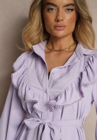Renee - Fioletowa Rozkloszowana Sukienka Koszulowa z Falbankami i Koronką Naik. Typ kołnierza: kołnierz z falbankami. Kolor: fioletowy. Materiał: koronka. Wzór: koronka. Typ sukienki: koszulowe. Długość: mini #4
