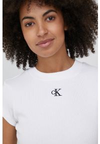 Calvin Klein Jeans t-shirt damski kolor biały. Kolor: biały. Materiał: lycra. Długość rękawa: krótki rękaw. Długość: krótkie. Wzór: aplikacja #5