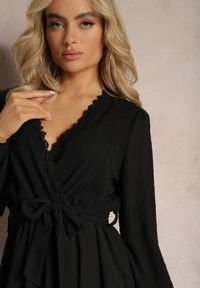 Renee - Czarna Mini Sukienka Rozkloszowana z Paskiem Materiałowym z Tkaniny Plumeti Digia. Kolor: czarny. Materiał: materiał, tkanina. Długość: mini #3
