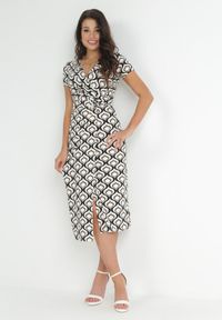 Born2be - Beżowa Sukienka Kopertowa z Ozdobnym Węzłem Belba. Kolor: beżowy. Wzór: geometria, aplikacja. Typ sukienki: kopertowe. Długość: midi #1