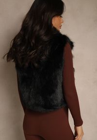 Renee - Czarna Futerkowa Kamizelka z Kołnierzem i Kieszeniami Nenessa. Typ kołnierza: golf. Kolor: czarny. Styl: elegancki #5
