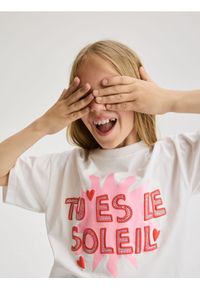 Reserved - Bawełniany t-shirt z nadrukiem - złamana biel. Materiał: bawełna. Wzór: nadruk